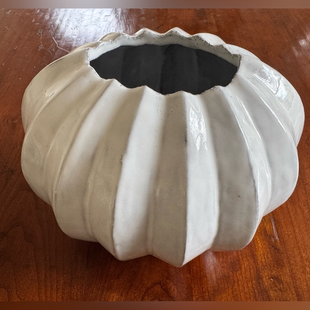Vietri Incanto Handmade Earthenware White Round Pleated Vase - Picture 11 of 11